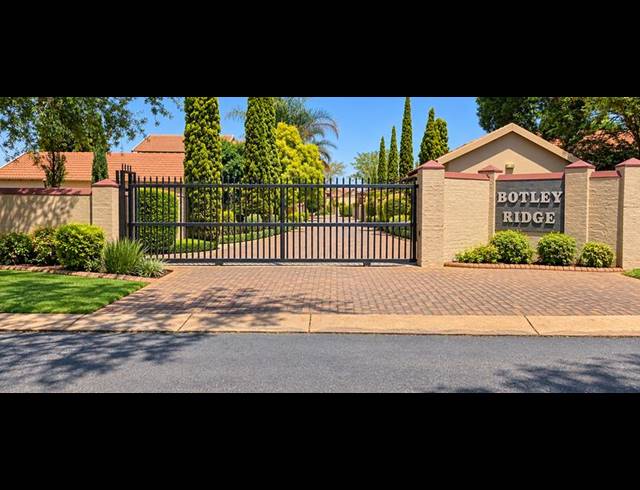 3 BEDROOM TOWNHOUSE FOR SALE IN HEUWELSIG ESTATE